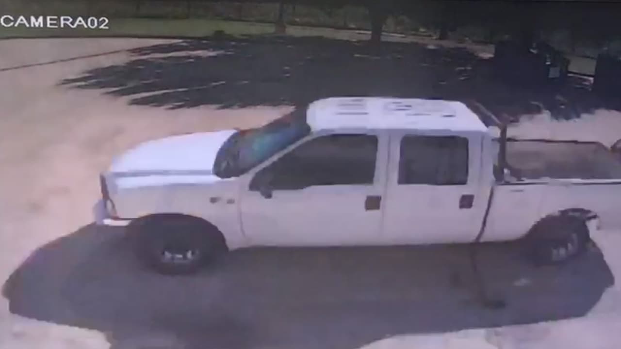 Casi cuatro minutos más tarde de la llegada del camión de valores, los sospechosos deciden retirarse del lugar.