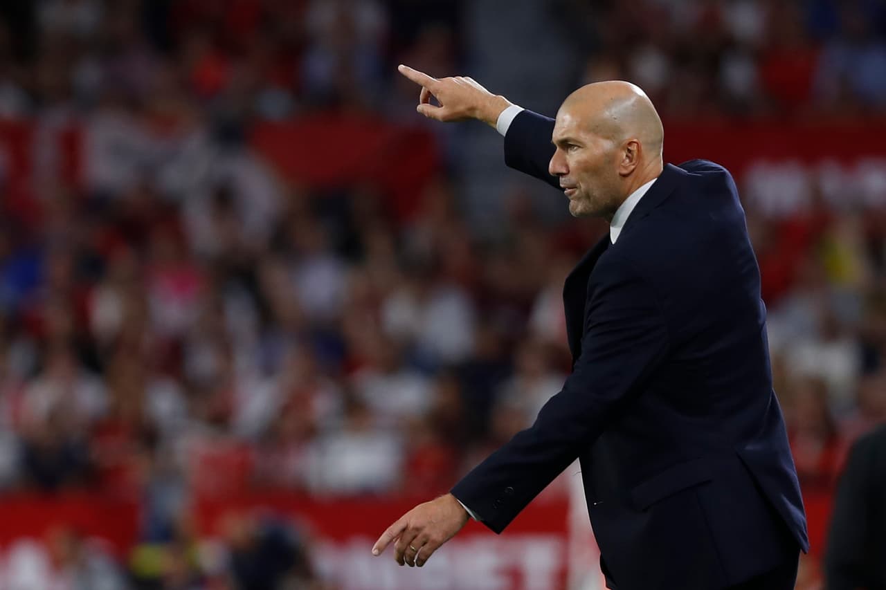 El 4 de enero de 2016, Zidane es elegido para sustituir a Rafa Benítez como el director técnico del Real Madrid.