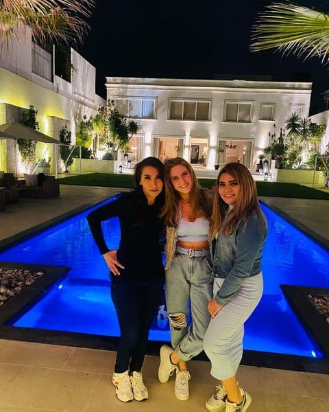 De lo que más destaca de la casa de Daniela Castro y su esposo, Gustavo Díaz Ordaz Castañón, es la enorme alberca con la que cuenta. 
<br>