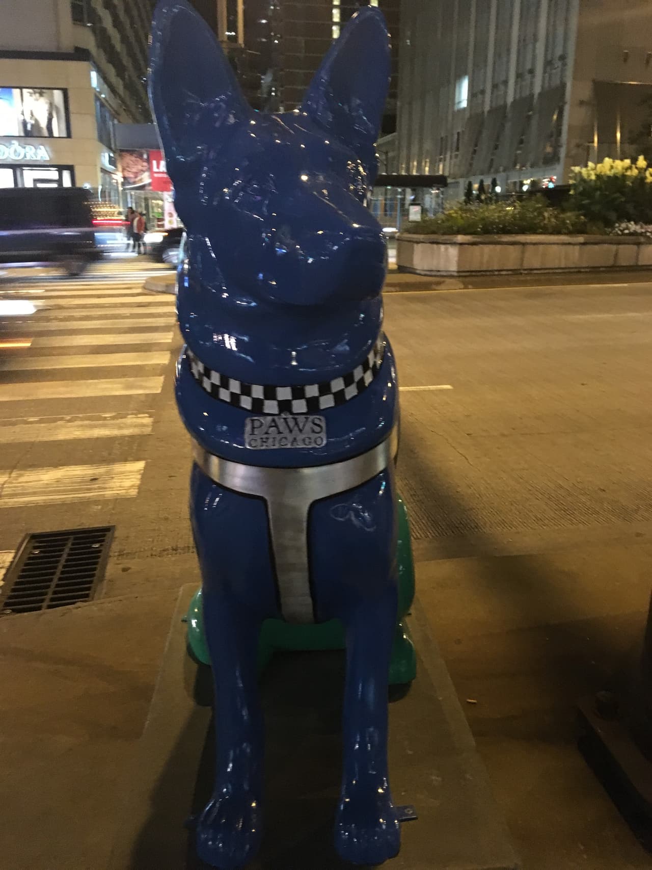 Se trata de las esculturas de perros policía.