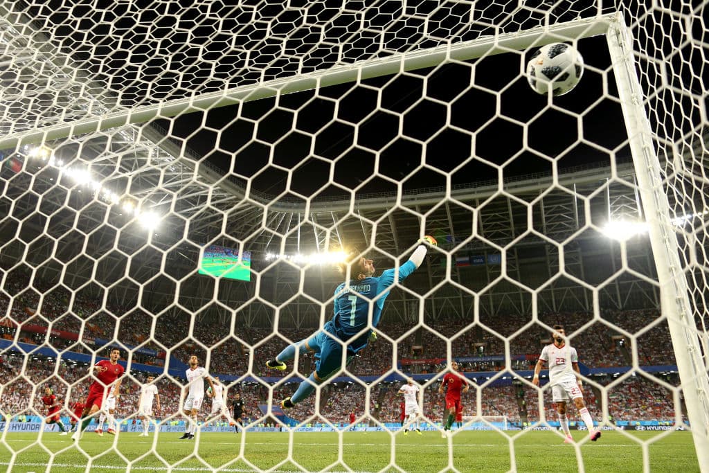 El arquero Beiranvand mide 1,94 pero ni ese tamaño bastó para que pudiera detener un tiro tan preciso, tan bien ejecutado que solo pudo mirar de manera desesperada que lo habían vencido.