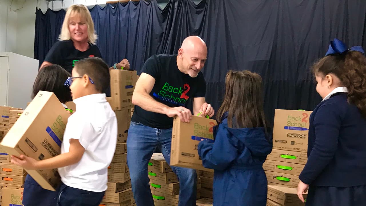 Fue una breve, pero muy emotiva ceremonia, donde se entregaron gratuitamente, cerca de 400 paquetes de útiles escolares.