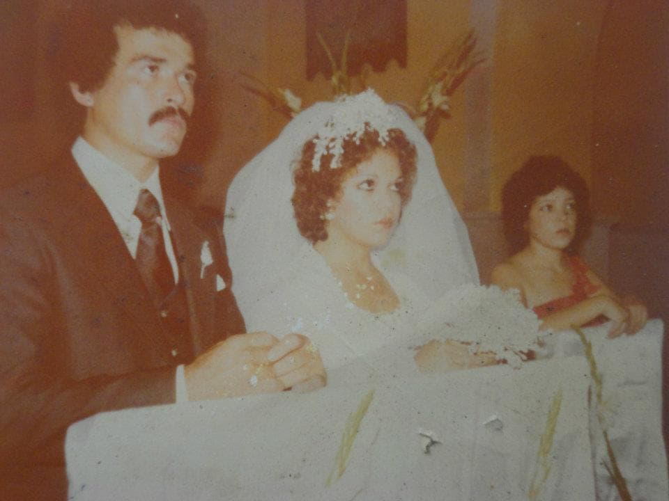 Karla fue diagnosticada con cáncer en la matriz en 2012. Dos años después le informaron que las células cancerosas se encontraban ya en los ganglios y en 2016 le afectaban la parte izquierda del cuello. Aquí vemos una fotografía de la boda de sus padres.
<br>