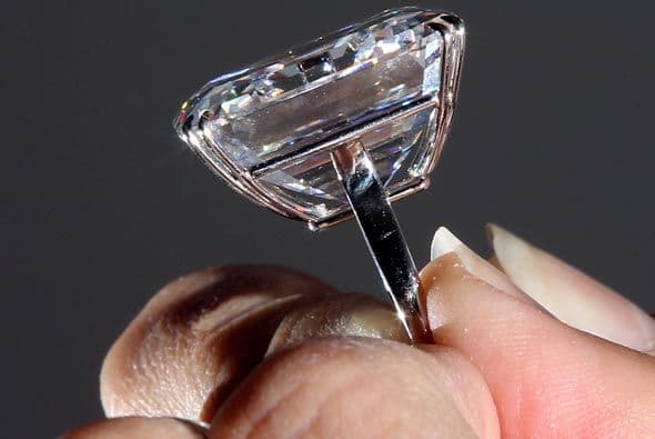 ¿Pasta de dientes? Sí, adivinaste, así como funciona para mantener el esmalte de tus dientes, es igual de recomendable cuando se trata de limpiar la plata, lo único que necesitarás para este procedimiento es: Pasta de dientes, agua tibia y jabón neutro.