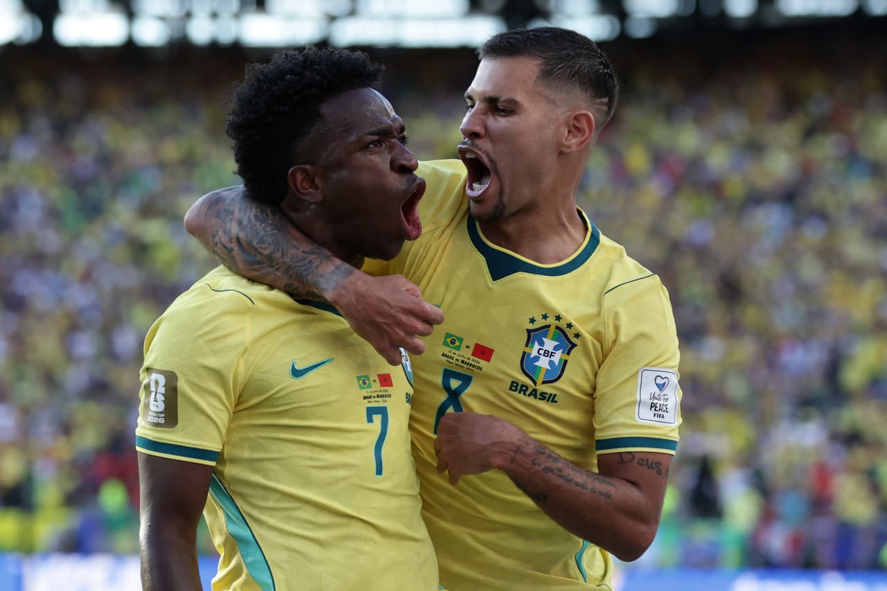 El brasileño Vinicius Junior (7) celebra con su compañero Bruno Guimaraes (8) tras anotar un gol durante el partido de futbol del Grupo C de la Copa Mundial contra Marruecos en East Rutherford, Nueva Jersey, cerca de Nueva York, el sábado 13 de junio de 2026.