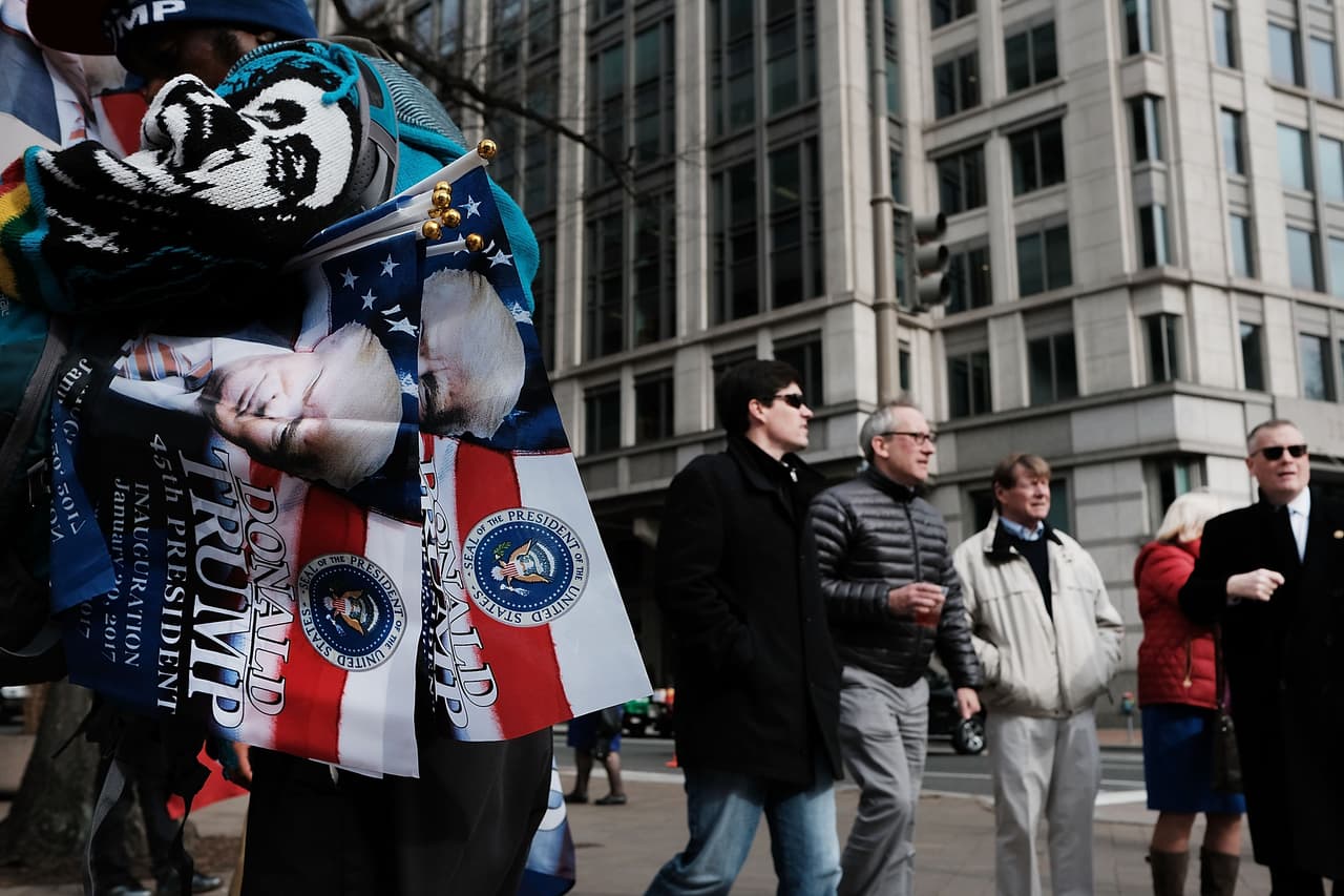 Un vendedor de banderas de Donald Trump en el centro de Washington DC.