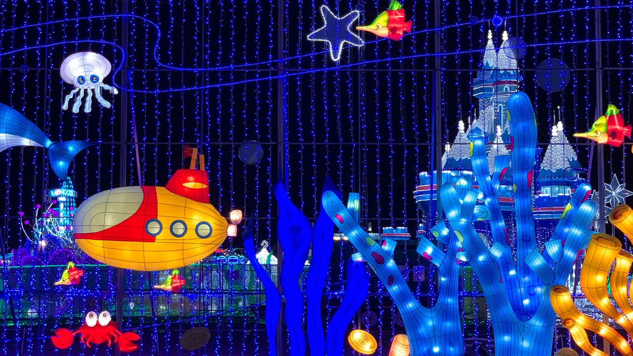 Este festival te invita a recorrer un paisaje encantado con más de 100 juegos de luces individuales en ocho secciones temáticas.