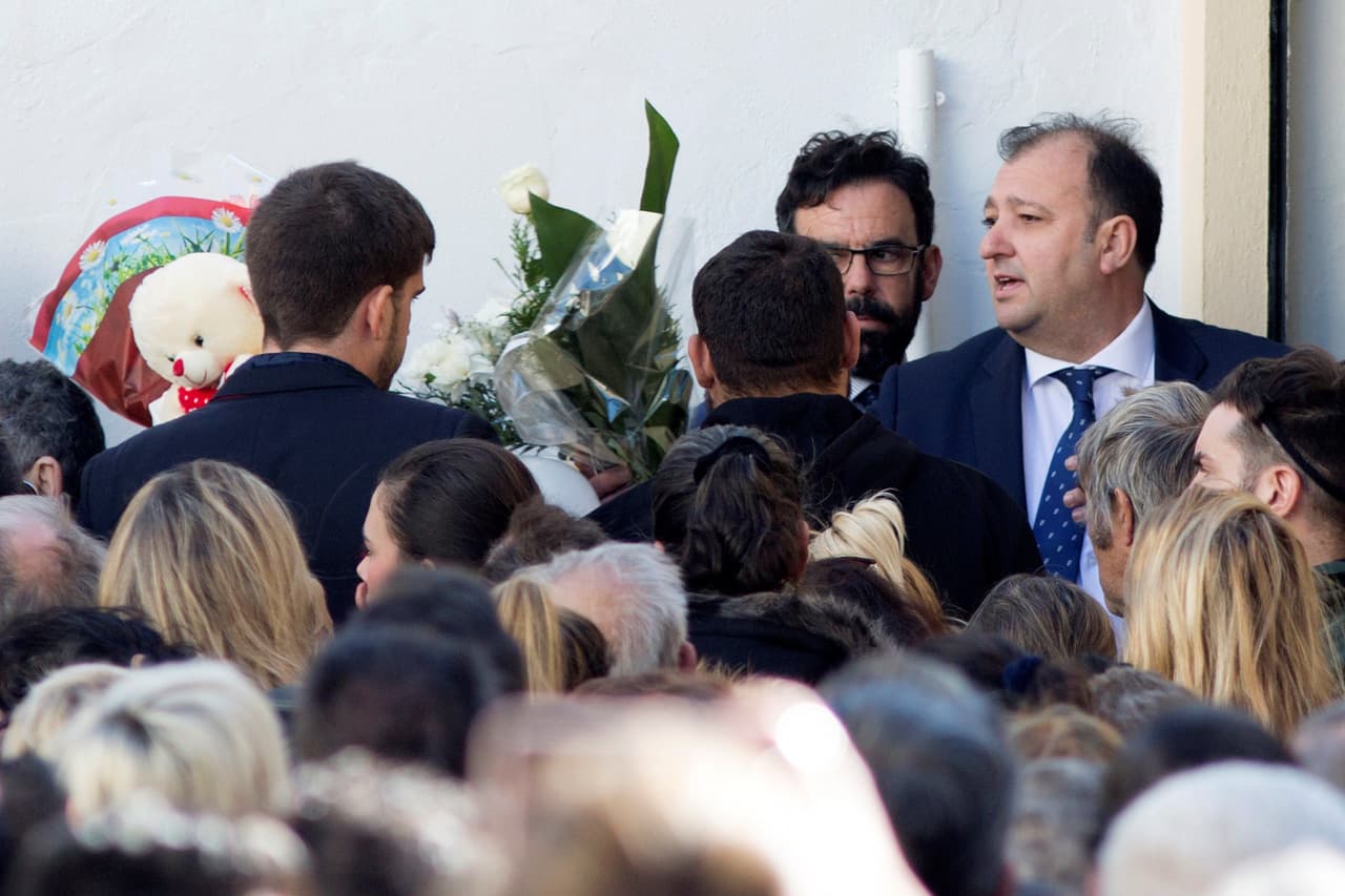 Las autoridades aún tratan de esclarecer las circunstancias en que se produjo la caída del pequeño, puesto que el empresario que perforó el conducto aseguró en su declaración ante la policía que selló el orificio, pero alguien lo destapó posteriormente.