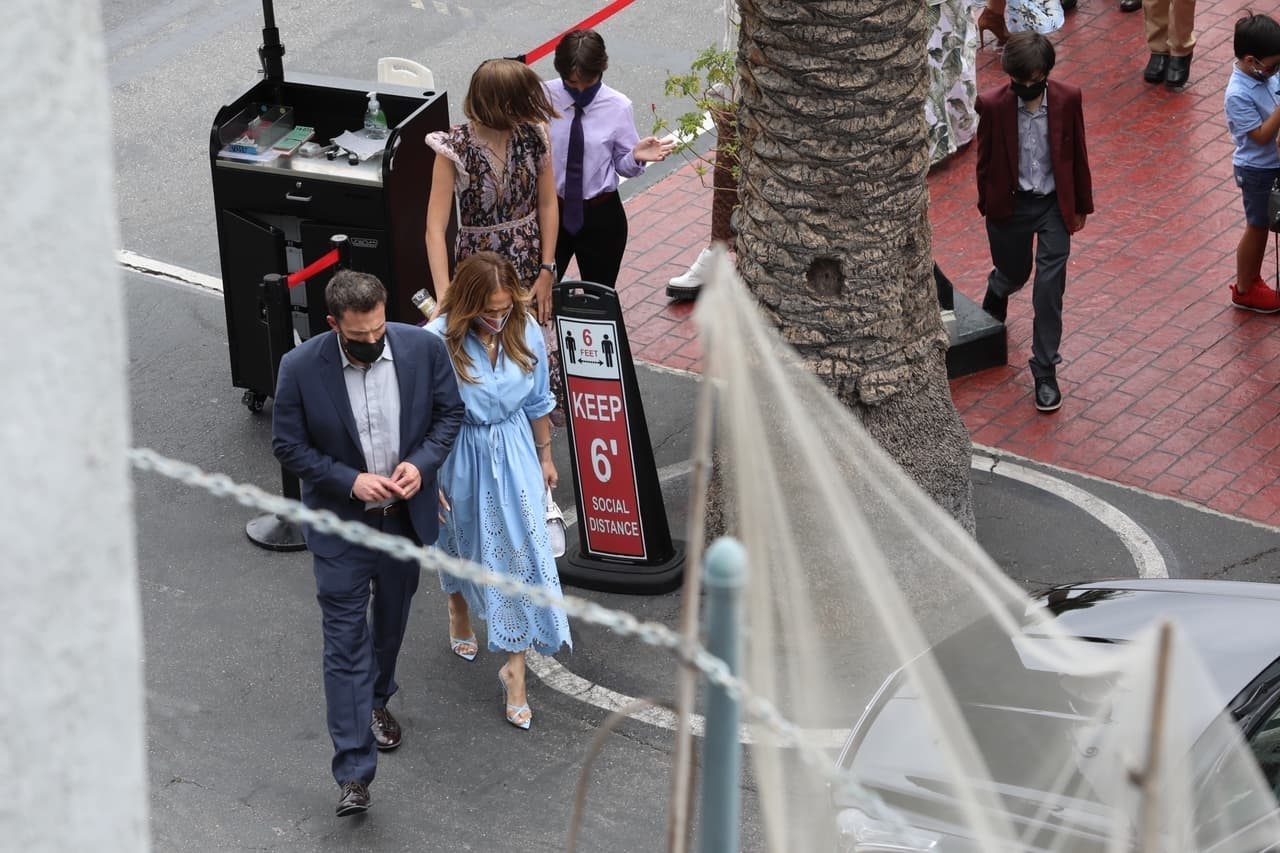 Hasta antes de ese día, ya 
<b><a href="https://www.univision.com/famosos/ben-affleck-compras-hija-jlo-jennifer-garner-reacciona-fotos" target="_blank">habían tenido salidas como pareja con sus respectivos retoños</a></b>, pero no habían sido captados con todos por los paparazzi. 
<br>