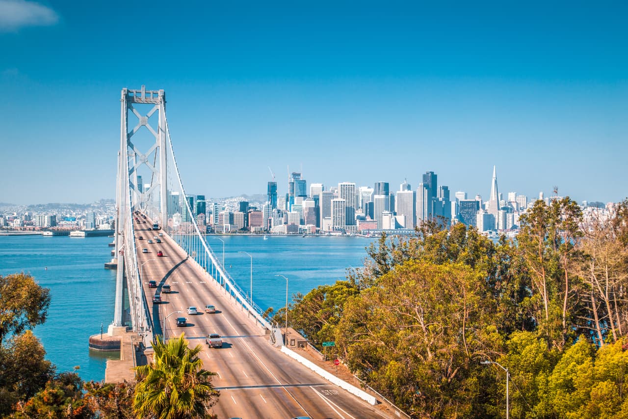 <b>LUGAR 10. </b>El bienestar físico y emocional de los residentes de San Francisco ubicaron a la ciudad cerrando el top ten de la lista. El nivel de satisfacción económico de sus residentes también la ayudó a obtener una buena posición entre las urbes donde se puede ser más feliz.