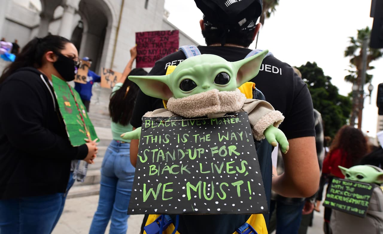 En el ayuntamiento de Los Ángeles, los manifestantes se reunieron en solidaridad con las víctimas de la presunta violencia estatal dentro y fuera del sistema carcelario del condado de Los Ángeles, uno de los más grandes del mundo. 
<br>
<br>Organizada por miembros de la coalición Justice LA, la acción "RoseFromConcrete" se inspiró en un poema del difunto Tupac Shakur, ya que las acciones de protesta continúan en todo Estados Unidos tras la muerte de George Floyd mientras estaba bajo custodia policial.