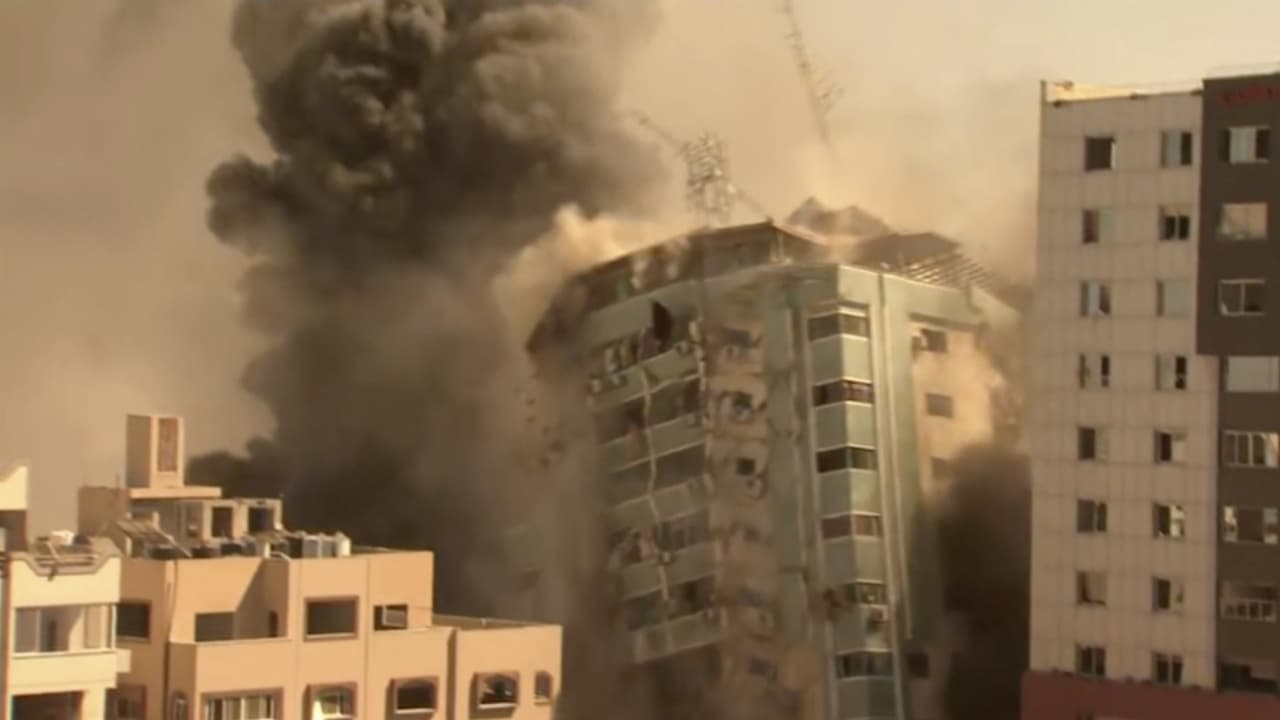 <b>En video. Colapsa entre una nube de humo: ataque israelí destruye sede de la prensa internacional en Gaza</b>
<br>
<br>La aviación israelí destruyó este sábado un edificio de 12 pisos donde se albergaban las oficinas de la agencia de noticias The Associated Press, Al-Jazeera y otros medios informativos. Una hora antes, se había ordenado la evacuación de la instalación donde también había apartamentos residenciales. Los militares israelíes alegaron que el edificio estaba siendo utilizado por miembros de la inteligencia militar de Hamas.