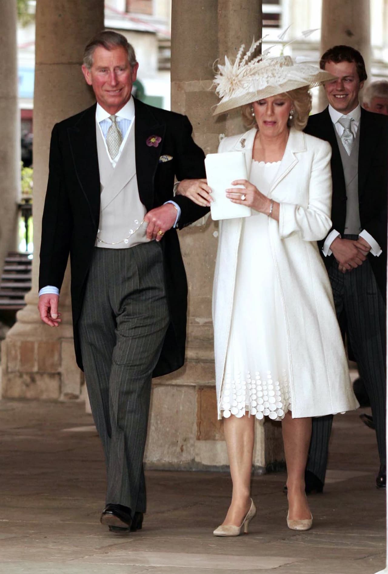 Carlos y Camilla, aunque no son odiados, no son tan populares entre la gente, que no parece perdonar que la Duquesa de Cornwall haya ensombrecido el matrimonio de Carlos y Lady Diana Spencer.