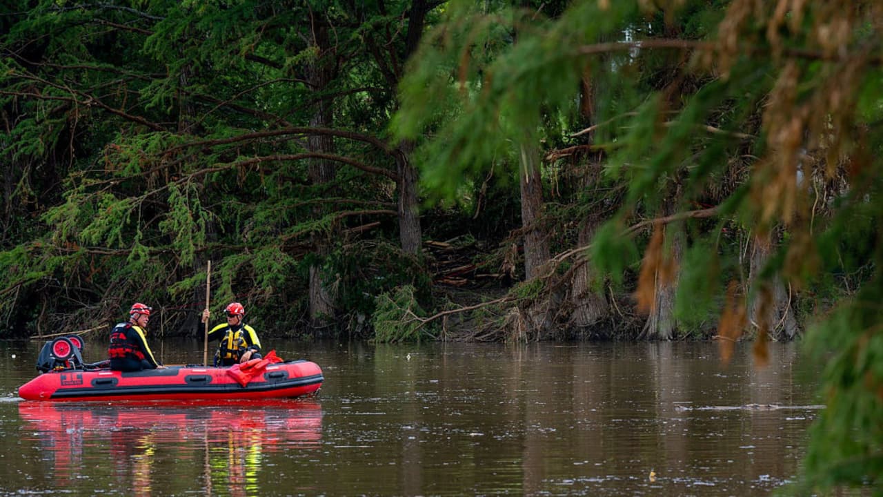 Los Topos de México no pierden la esperanza de hallar a los desaparecidos en las inundaciones