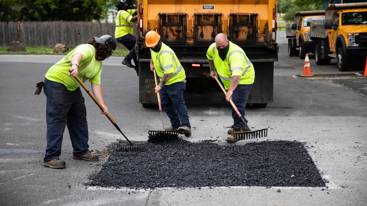 Nueva York lanza campaña intensiva para reparar miles de baches tras duro invierno.
