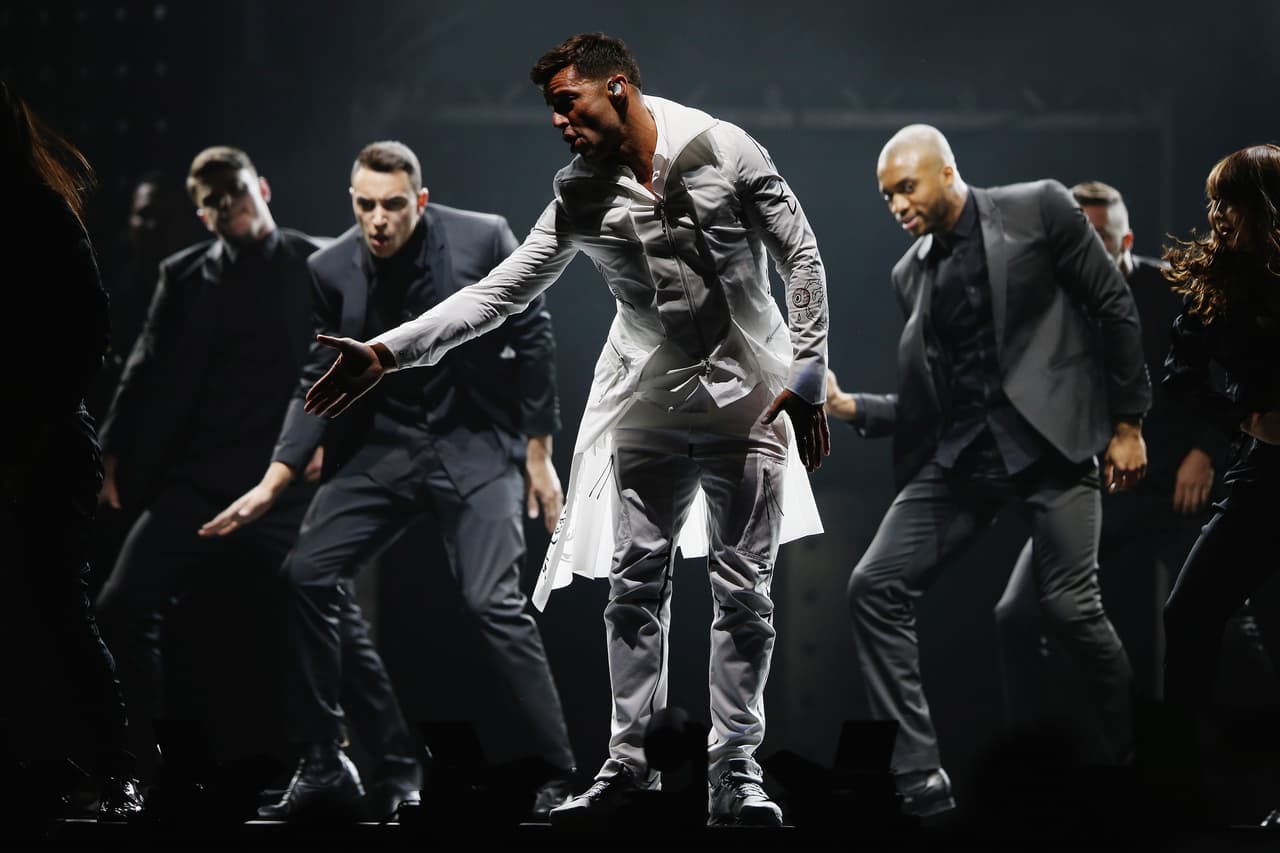 Cada boleto de Ricky cuesta 75.76 dólares.