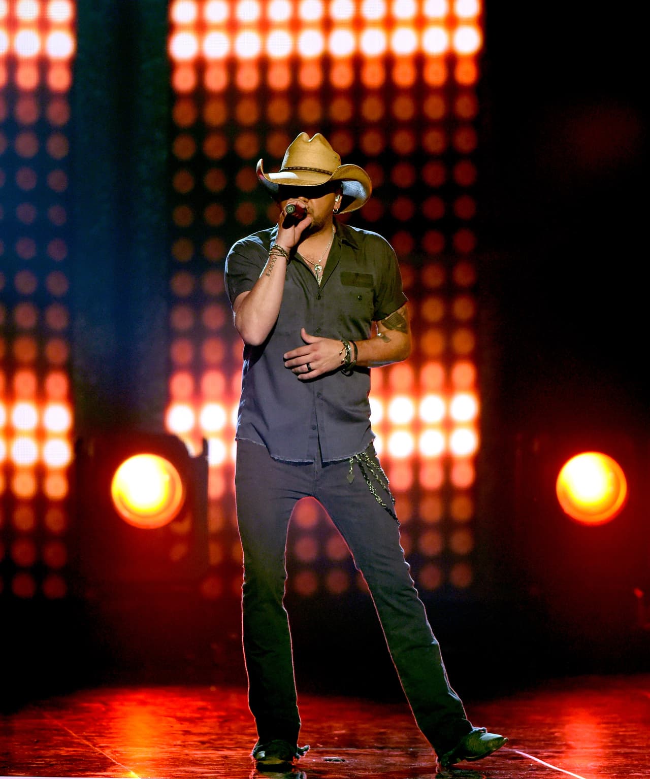 Asistir a un concierto de este hombre tiene un costo de 56.42 dólares cada entrada.