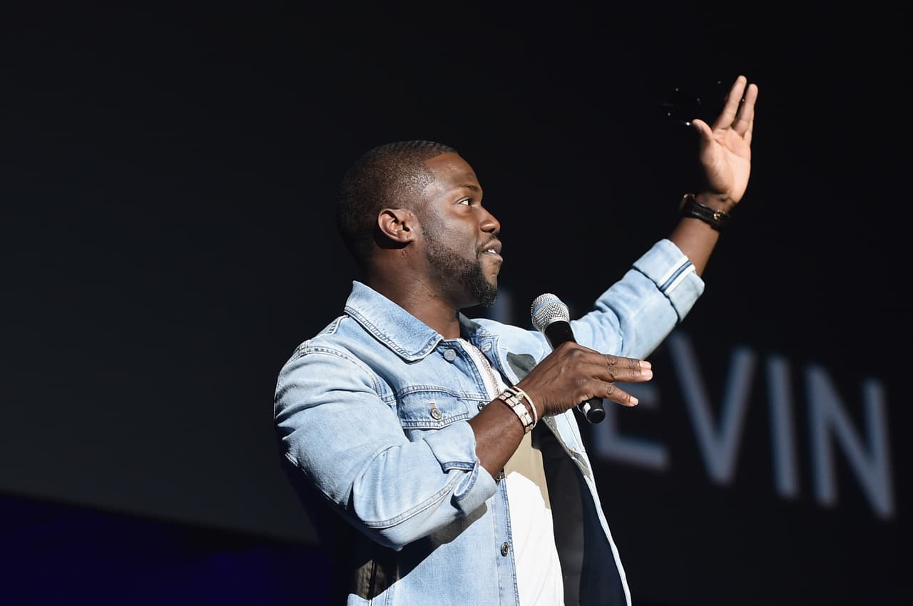 Kevin logró recaudar 997,235 mil dólares y por cada entrada cobra 75.56 dólares.