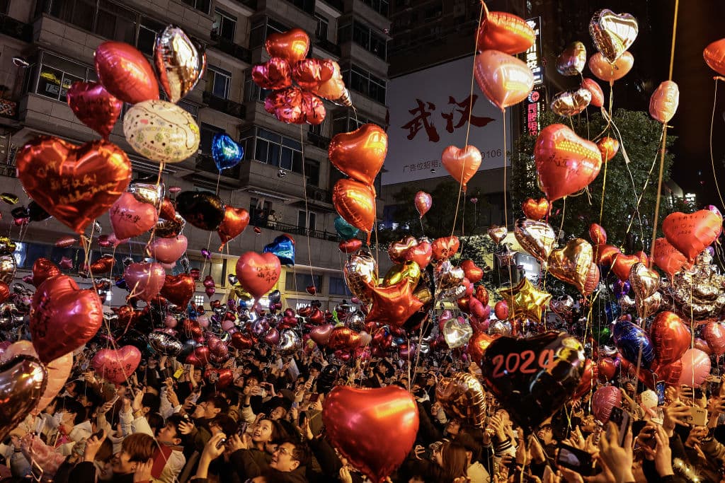 Un ritual de año nuevo en China es liberar globos de helio como parte de los festejos. En Wuhan las personas llenaron el cielo de coloridos globos en forma de corazón para celebrar los primeros minutos del 2024.