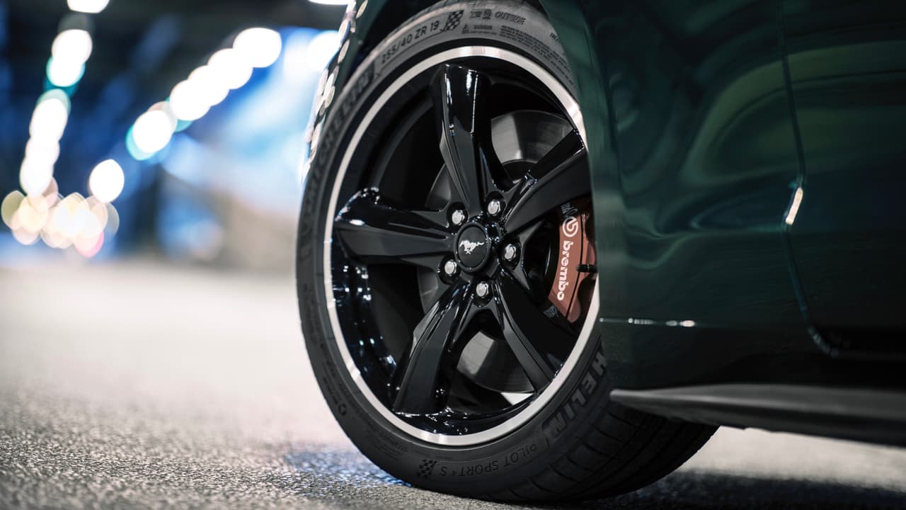 Las ruedas
<b>'classic torq thrust' </b>de aluminio de 19 pulgadas del Ford Mustang Bullitt 2019 dejan ver las pinzas de frenos Brembo pintadas de rojo.