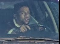 Ocurrió antes de las 4:00 p. m., cuando los oficiales tácticos en el nivel superior del estacionamiento del centro comercial vieron una minivan blanca no tenía placa delantera y la trasera era robada, según la policía.
<br>