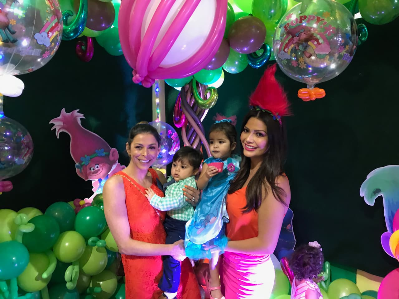 Lourdes Stephen y su hijo Michael Victor posando con la festejada y su mamá.