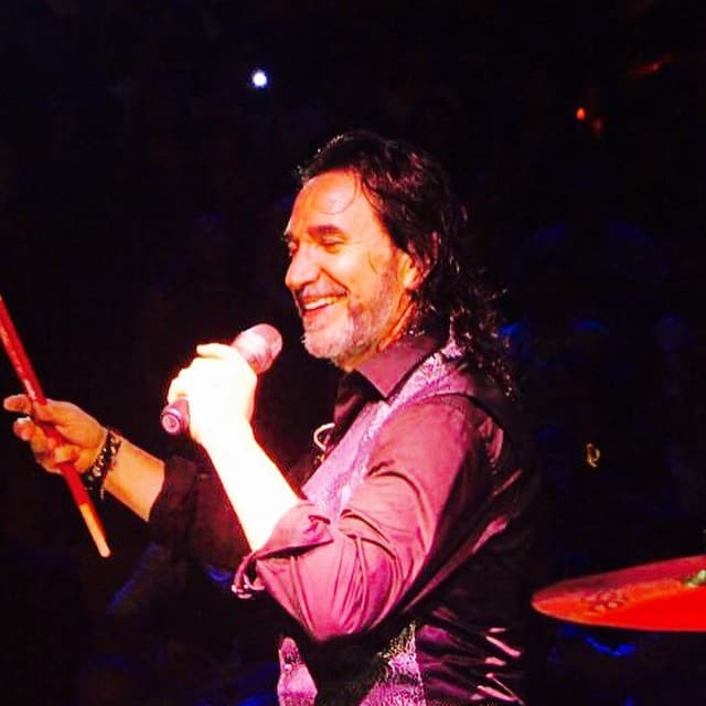 Al poco tiempo grabaron el LP "Jugando con las estrellas", el cual incluyó temas de la autoría de Solís.