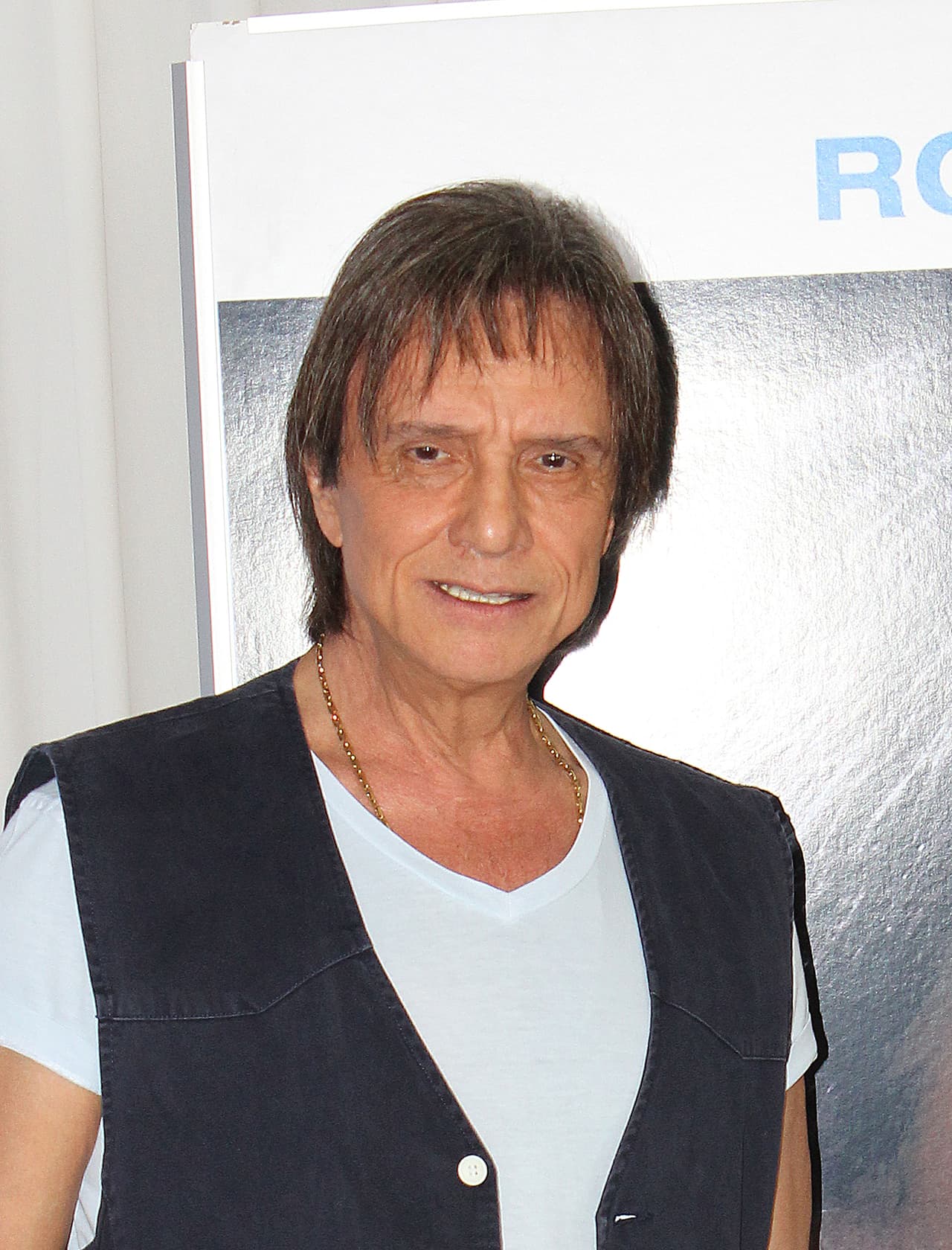 Su trastorno también modificó su comportamiento cotidiano, por eso suele entrar y salir por una misma puerta, evita el número 13 y en su camerino todo debe ser blanco y traído de Brasil.