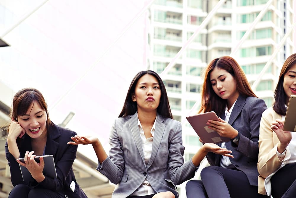 El miedo inconsciente a llegar a un sitio y pasar totalmente desapercibido, que no se hable de ti, te ignoren olímpicamente y te traten como “plato de segunda mesa” es algo qué está imbricado en tu esencia misma.