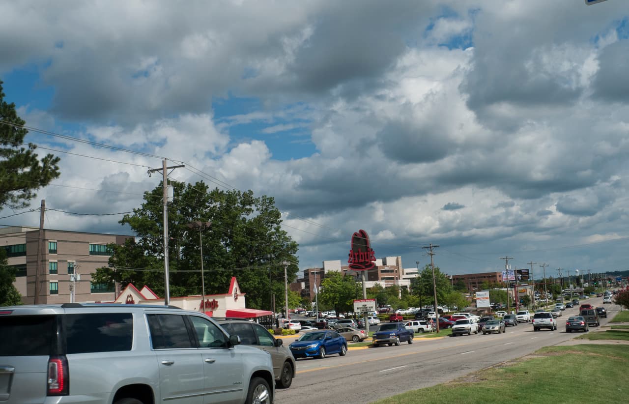 <b>Puesto 17. Fort Smith, Arkansas y Oklahoma. </b>
<br>
<br>Salario promedio en 2019: 30,690 dólares al año. 
<br>
<br>Empleo con más concentración: cortadores de carne, aves y pescado (16.6 veces más común que en el resto del país).
<br>
<br>Salario promedio anual de estos empleados: 24,230 dólares (salario promedio nacional: 28,100 dólares). 
<br>
<br>La empresa de procesamiento de aves de corral OK Industries es uno de los empleadores más grandes en esta área metropolitana.
<br>