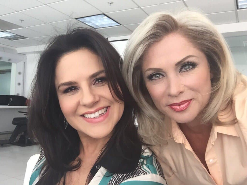 Y en la actualidad conserva amistades con sus compañeros de esa producción, aquí la vemos con Leticia Calderón