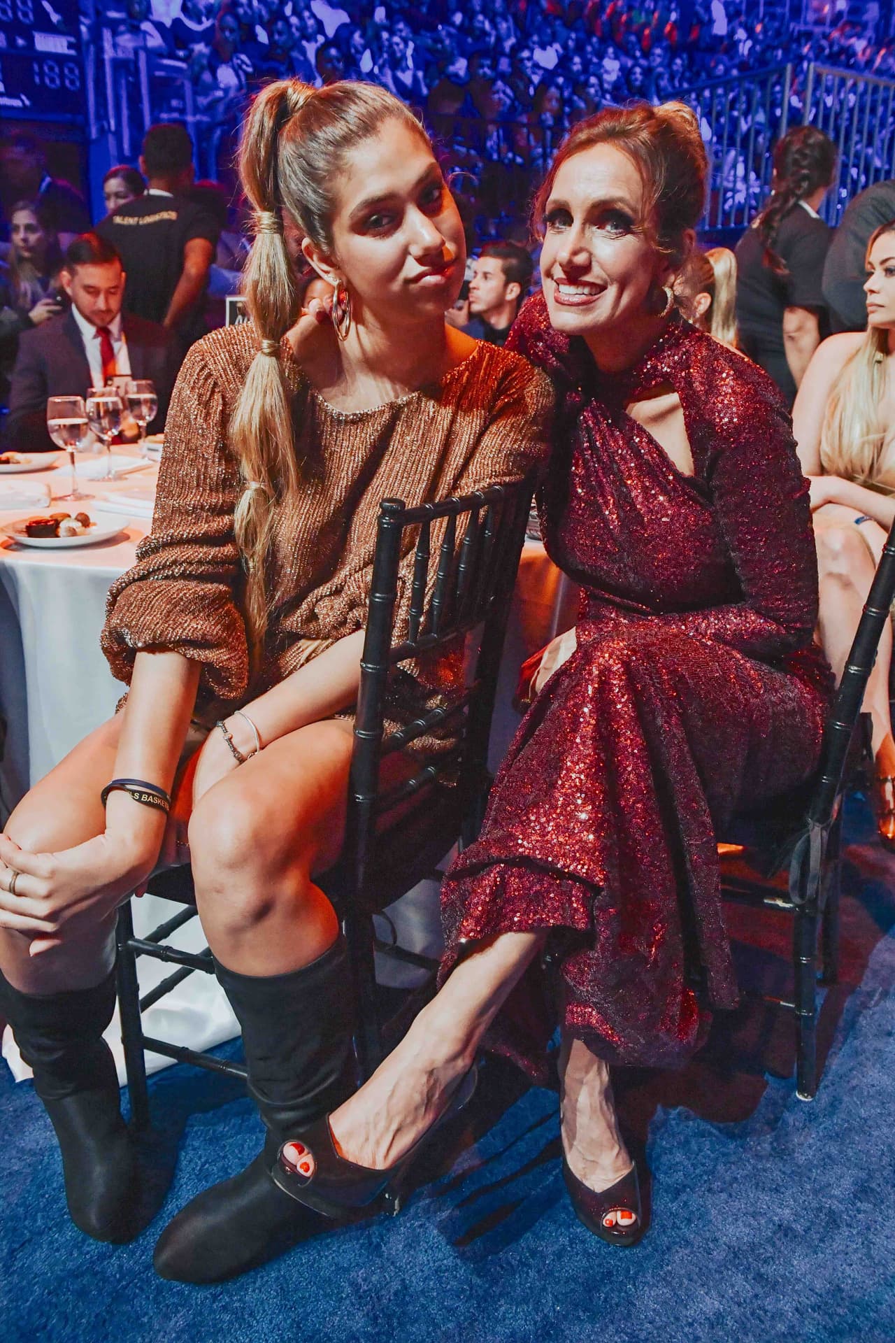 <b>“Fue culpa de la luz y del vestido que era color vino”</b>, le dijo la presentadora a una amiga con quien conversamos y le aseguró que no se ha teñido la cabellera de rojo.