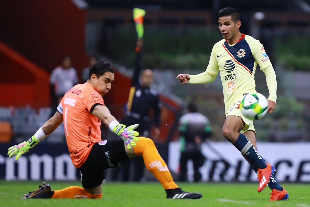 Incluso se generaron ocasiones de gol pero los azulcrema adolescieron de puntería y los potosinos estaban esquivando algunas 'balas' directas al pecho.