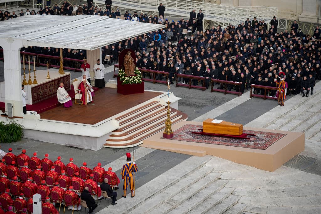 En una imagen hist贸rica, el papa Francisco presidi贸 el funeral de su antecesor. (Photo by Christopher Furlong/Getty Images)