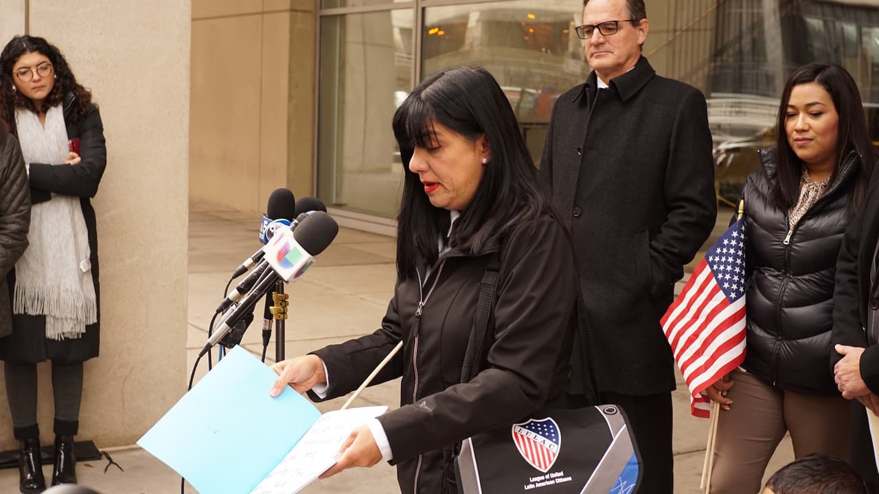 El pequeño Íker Velázquez llegó a corte alrededor del mediodía, momentos antes de que inicie la corte donde dará testimonio.