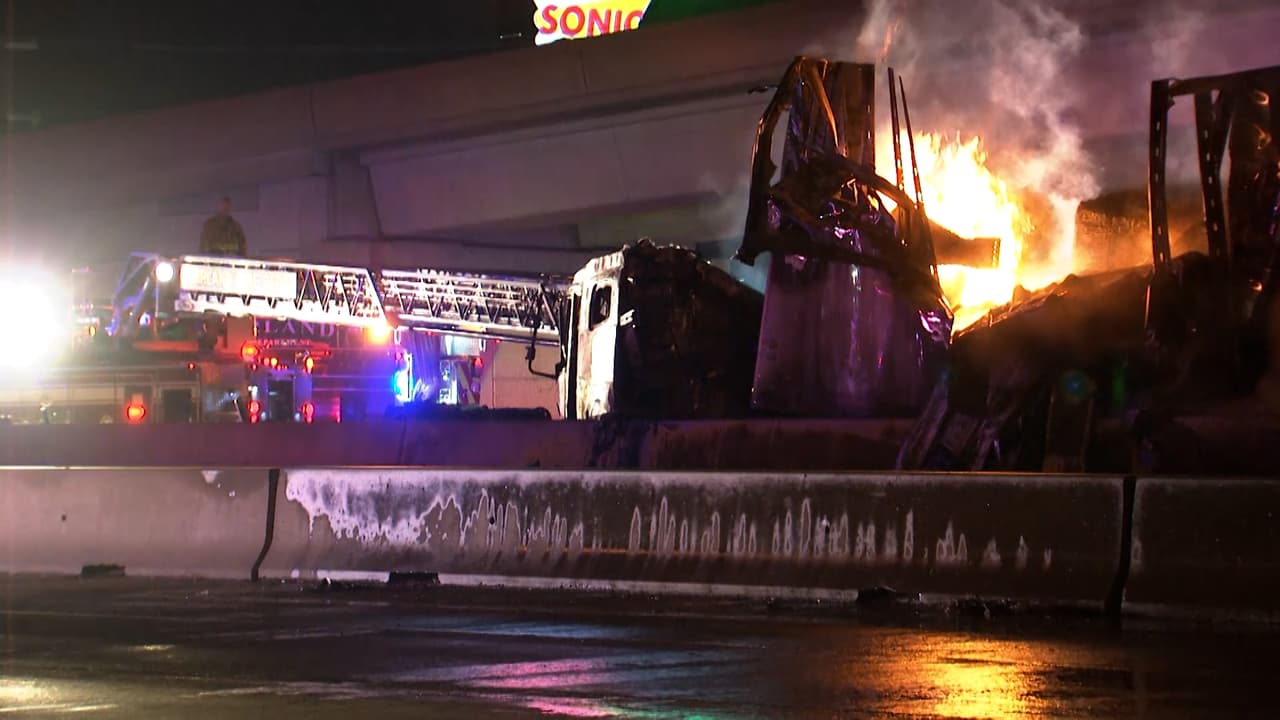 Reportan una persona muerta en un choque e incendio de un tráiler en la I-30 en Garland