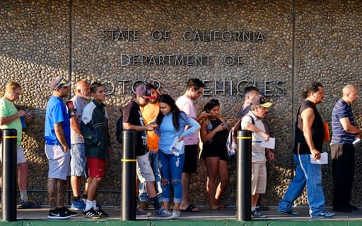 Oficinas del DMV de California extienden sus horarios por dos horas, cuatro días de la semana
