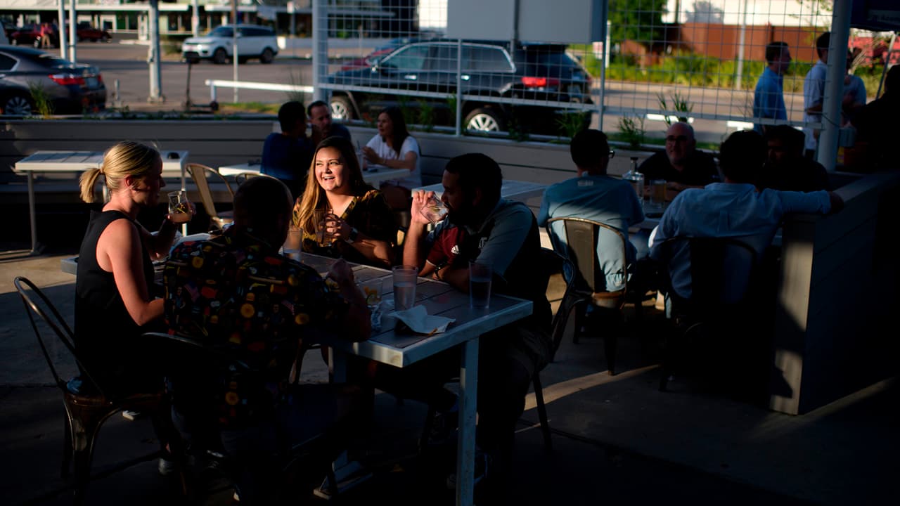 Grupos de más de seis personas no está permitido a menos que estén en el aire libre y deberán mantener la distancia social entre ellos.