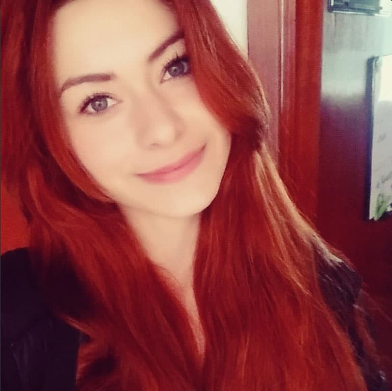 Antes usaba el cabello rojo, pero ahora lo tiene castaño.