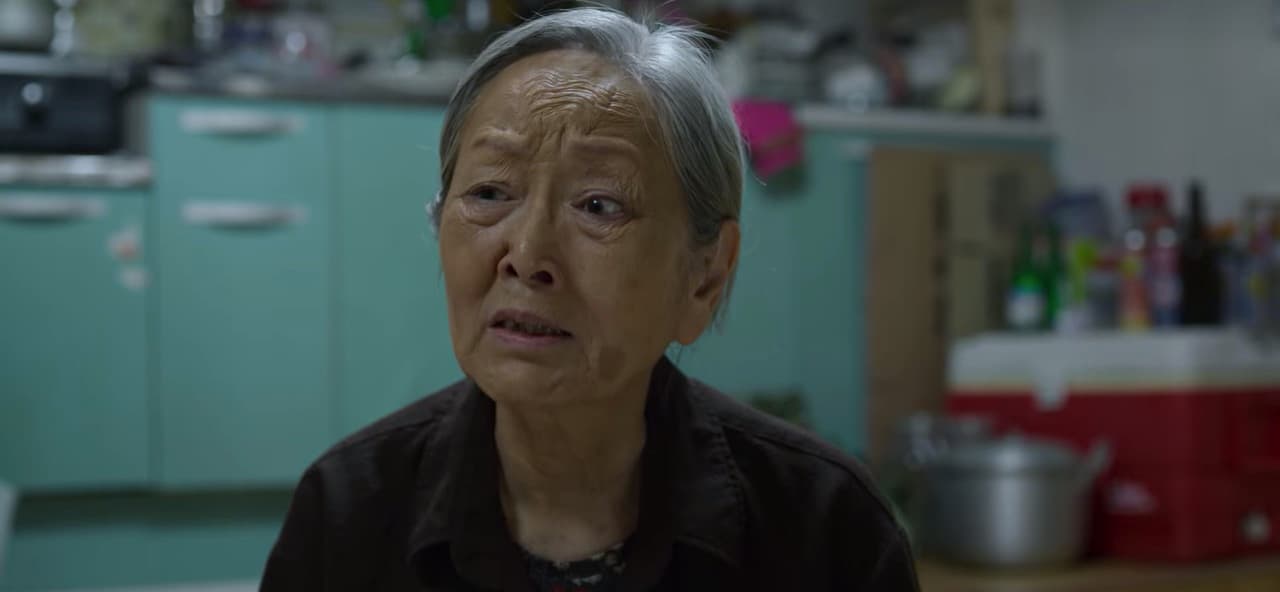 Es posible que la madre de Gi-hun muriera a causa de su hijo, pues el protagonista de la serie juró en su nombre cuando le pidió a Sae-byeok que lo desatara cuando regresaron a la ciudad después del primer juego. No obstante, Gi-hun traicionó su palabra y persiguió a Sae-byeok para que le devolviera el dinero que le robó en el primer episodio.