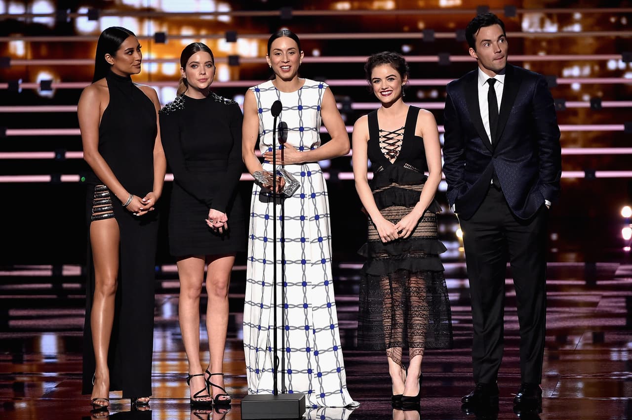 El elenco de 'Pretty Little Liars' aceptó el honor.