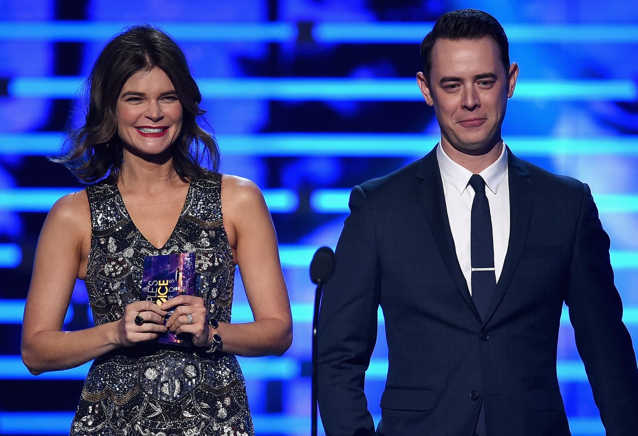 Otros presentadores, Betsy Brandt y Colin Hanks, anunciaron Programa Favorito de Comedia.