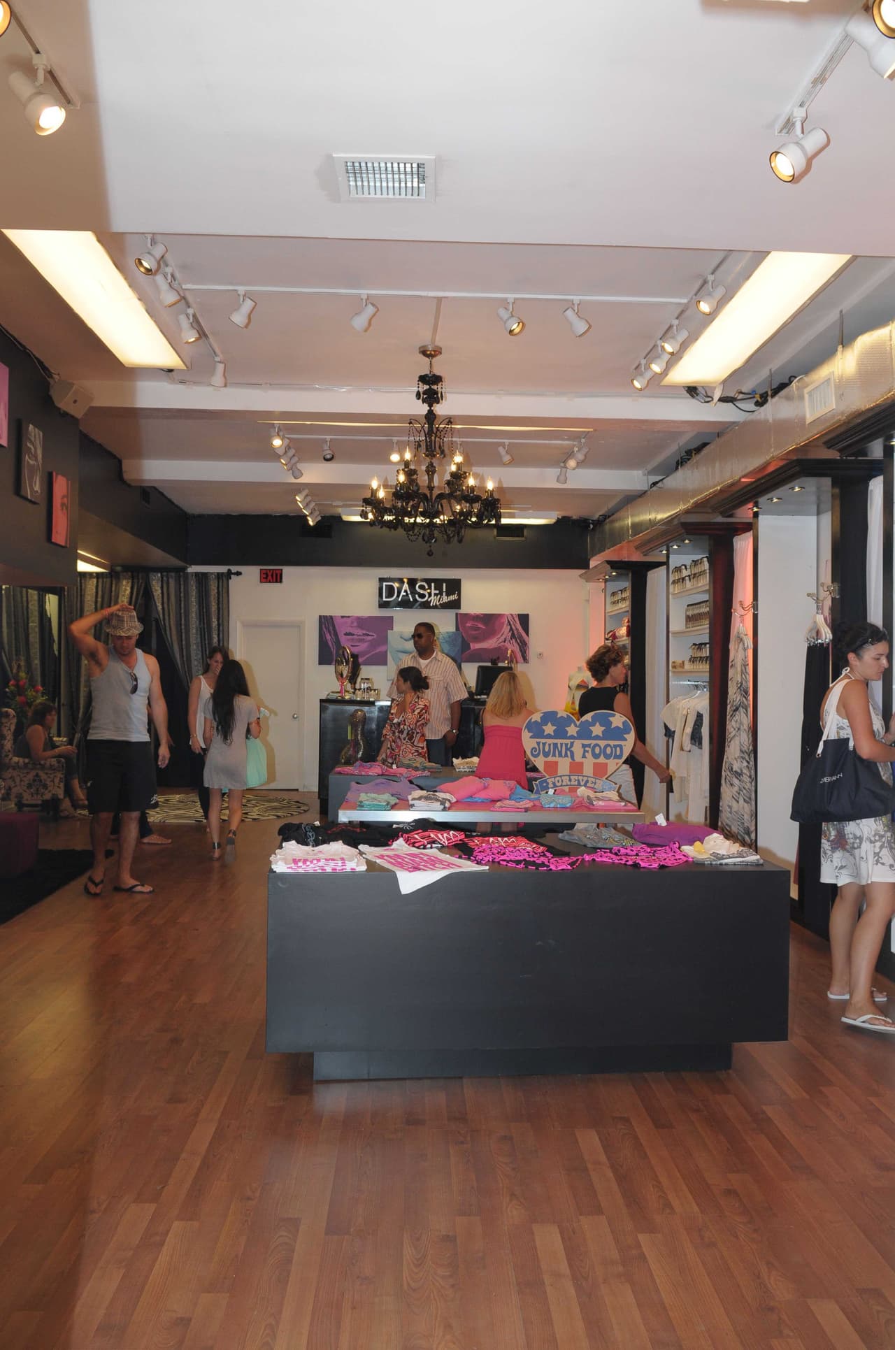 El 20 de abril de 2018, Kim Kardashian confirmó lo que días antes se había especulado en algunos medios luego de que se filtrara el correo electrónico en el que se les avisa a los empleados de las dos tiendas que quedaban abiertas, que en breve cerrarían sus puertas de forma permanente.