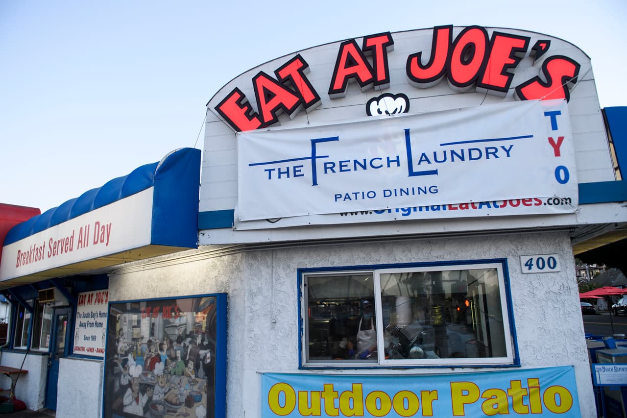 Alex Jordan el dueño del popular restaurante
<a href="https://www.univision.com/local/los-angeles-kmex/elecciones-estados-unidos-2020/restaurante-de-los-angeles-desafia-restricciones-por-covid-19-por-cena-de-newsom">Eat at Joe's</a> en Redondo Beach, una ciudad de playa en el condado de
<a href="https://www.univision.com/local/los-angeles-kmex/">Los Ángeles</a>, es el único local del condado que sigue ofreciendo sus servicios en exteriores, pese a la restricción impuesta por los funcionarios de salud.
<br>