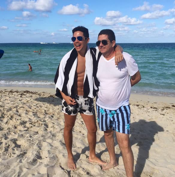 Ale es un hijo muy amoroso y adora pasar tiempo con el héroe de su vida.