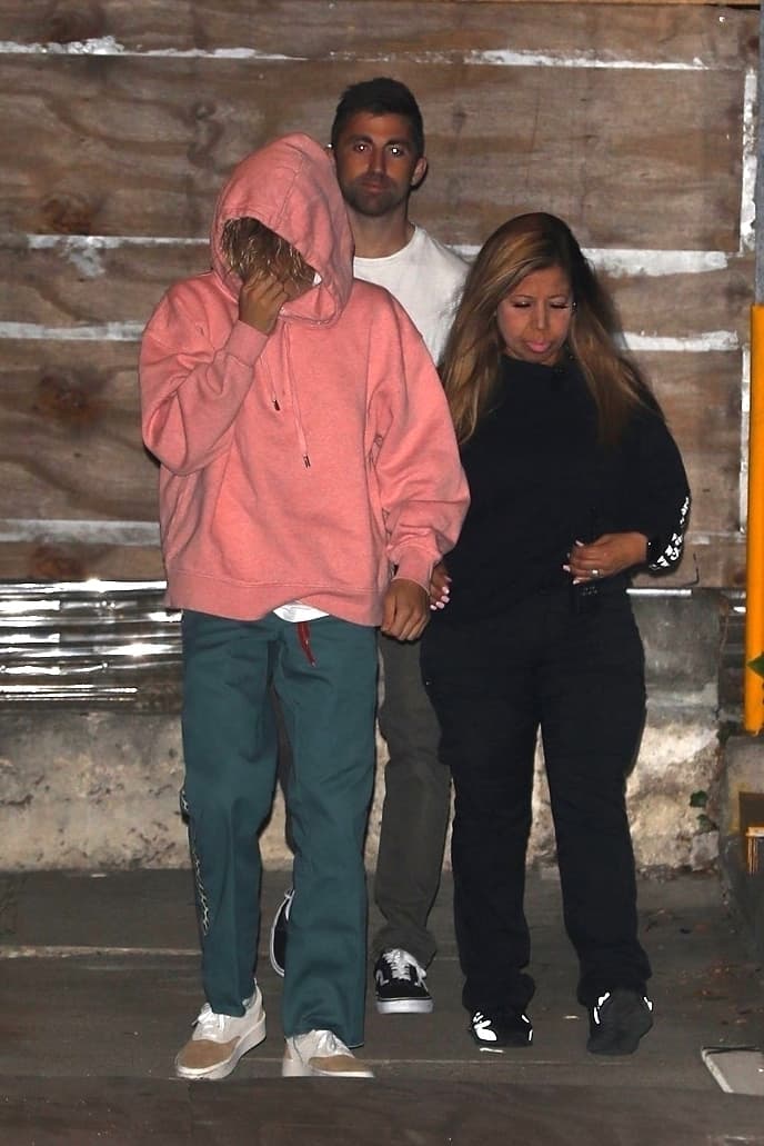 El miércoles en la noche, el artista 
<b><a href="https://www.univision.com/entretenimiento/representante-de-justin-bieber-confiesa-que-el-cantante-pudo-haber-muerto-de-una-sobredosis">recibió el apoyo de sus hermanos en la fe</a></b>, quienes lo escoltaron hasta su camioneta.