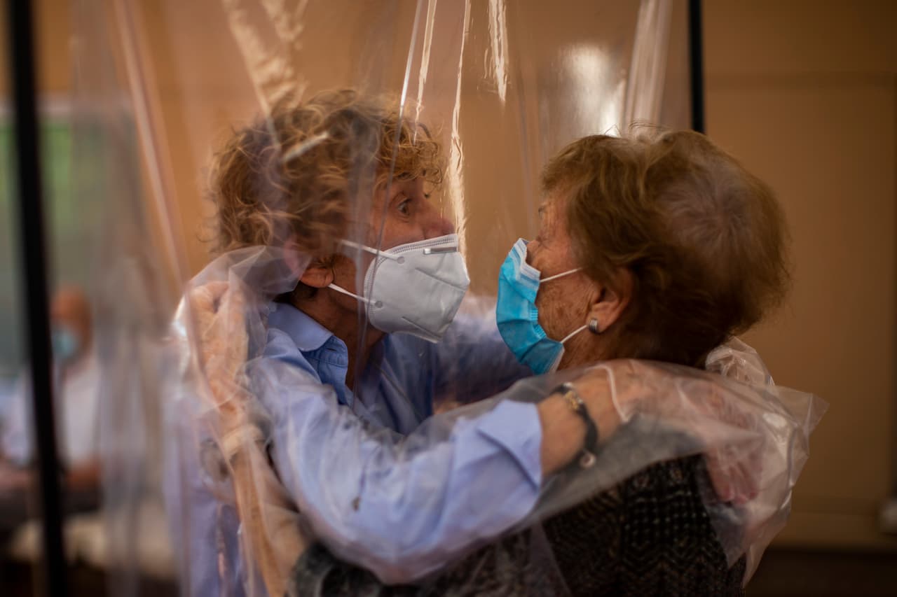 En su primer encuentro en más de tres meses debido a las medidas de mitigación para combatir a la pandemia, Isabel Pérez López, de 96 años, abraza a través de un plástico protector, a su hija Beatriz Segura, de 67. 
<br>
<br>Segura precisó que se encontraba muy ansiosa por llevar a su madre a comer a un restaurante, mientras que López comentó que espera pronto poder asistir a un salón de belleza para un corte de pelo muy esperado.