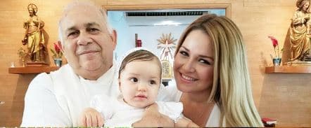 Baby Kamilia recibe las aguas bautismales