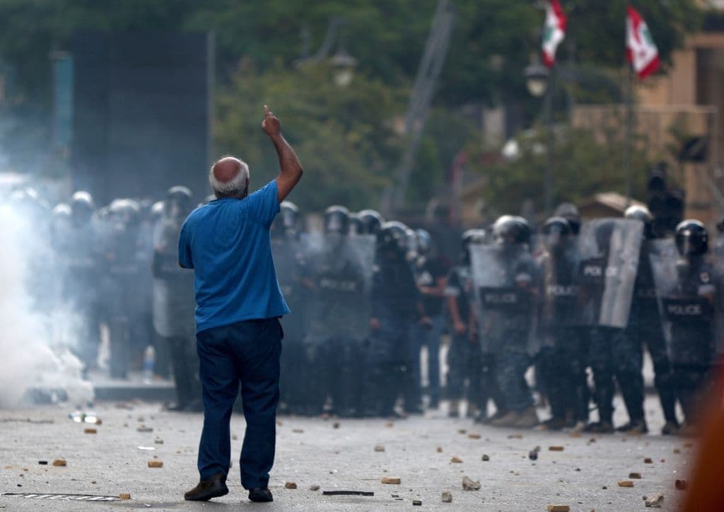 Un manifestante libanés grita consignas a las fuerzas de seguridad durante los enfrentamientos en el centro de Beirut. La explosión, aparentemente desatada por un incendio, fue la más grande en la historia de Líbano y dejó a cientos de miles de personas sin hogar. Causó daños calculados de entre 10,000 y 15,000 millones de dólares, de acuerdo con el gobierno de Beirut.