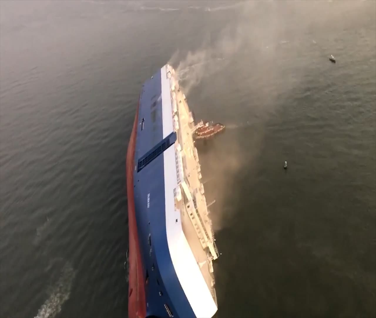 El incidente se registró frente a St. Simons Island, unas 276 millas al sureste de Atlanta. A bordo del buque iban 24 personas, 23 tripulantes y el piloto.